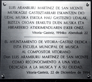 Placa dedicada a Luis de Arámburu